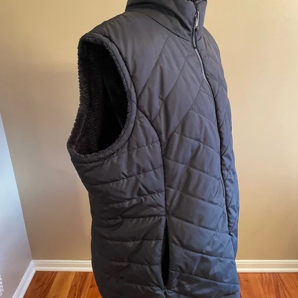 NWOT - Women’s Free Country Black Quilted Puffer Vest - Reversible - Picture 2 of 8